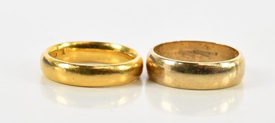 Lot 89 - A 22ct yellow gold wedding band, size L,...