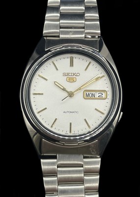 Lot 1308 - SEIKO; a gentleman's stainless steel automatic...