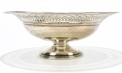 Lot 2122 - BARKER BROS; a George V hallmarked silver...