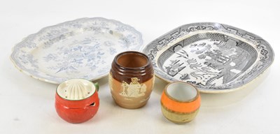 Lot 686 - A small collection of sundry ceramics...