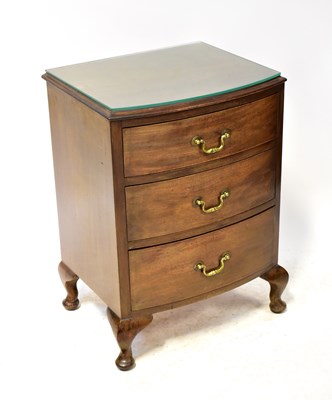 Lot 35 - A small early 20th century mahogany...