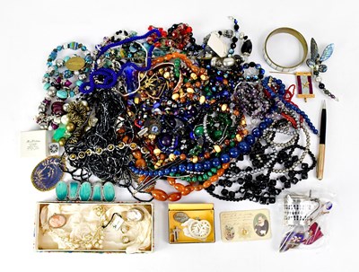 Lot 857 - A quantity of costume jewellery to include a...