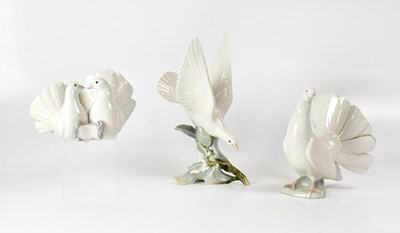 Lot 249 - LLADRÓ; three models of doves comprising...