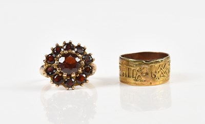 Lot 182 - A 9ct yellow gold garnet set daisy type ring,...