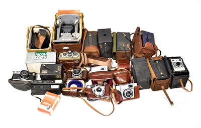 Lot 410 - A quantity of vintage cameras, to include a...