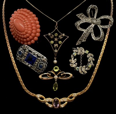 Lot 1283 - A yellow metal seed pearl and green peridot...