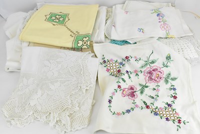 Lot 362 - A quantity of vintage, mostly white cotton...