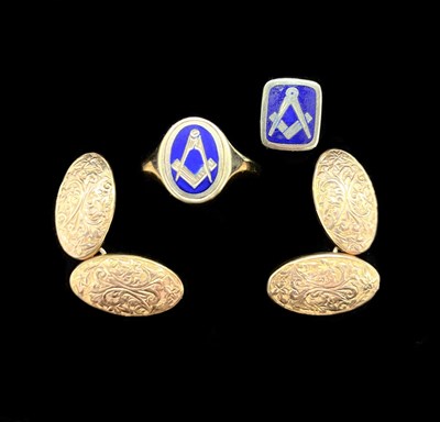 Lot 1227 - A 9ct yellow gold signet ring with swivel...