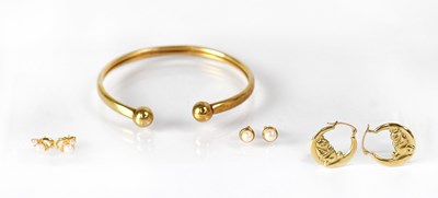 Lot 802 - A group of 9ct yellow gold jewellery,...