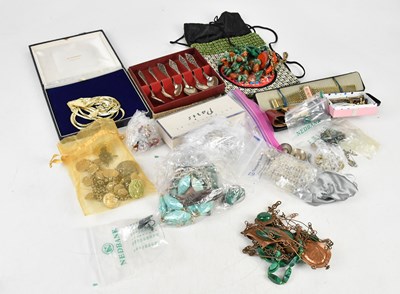 Lot 463 - A small collection of costume jewellery...