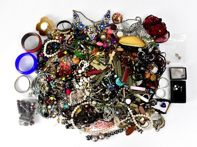 Lot 866 - A quantity of vintage and modern costume...