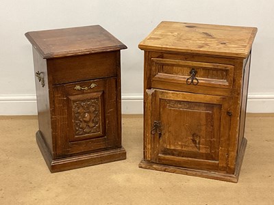 Lot 652 - An oak purdonium and a bedside cabinet, height...