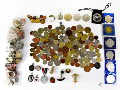 Lot 629 - A quantity of coins, to include commemorative...