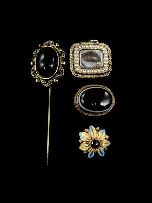 Lot 1244 - A Victorian yellow metal seed pearl and...