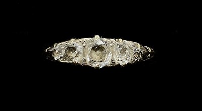 Lot 1250 - An 18ct yellow gold five stone graduated old...