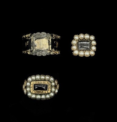 Lot 1257 - A George IV yellow metal seed pearl mourning...