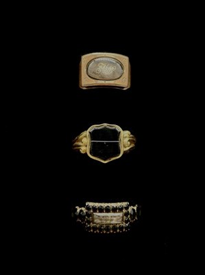 Lot 1260 - A George IV rose gold coloured jet set...