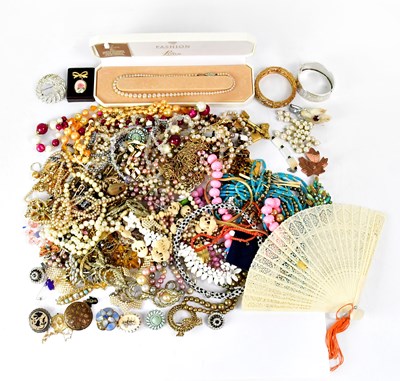 Lot 878 - A quantity of mainly vintage costume jewellery,...