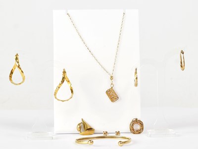 Lot 805 - A group of 9ct yellow gold jewellery, to...