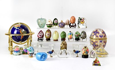 Lot 343 - A small quantity of decorative items to...