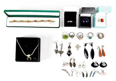 Lot 811 - A quantity of 925 silver jewellery set with...