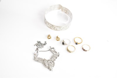 Lot 13 - A group of jewellery comprising an 18ct yellow...
