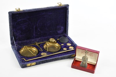 Lot 1472 - A cased set of brass jeweller's scales and a...