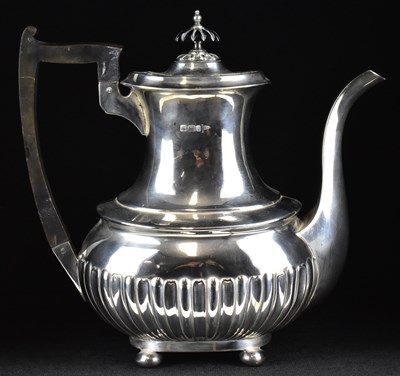 Lot 867 - An Edwardian hallmarked silver teapot with...