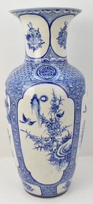 Lot 653 - A large modern Chinese blue and white vase,...