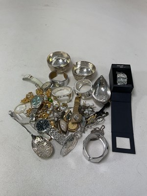 Lot 1132 - A quantity of assorted costume jewellery and...