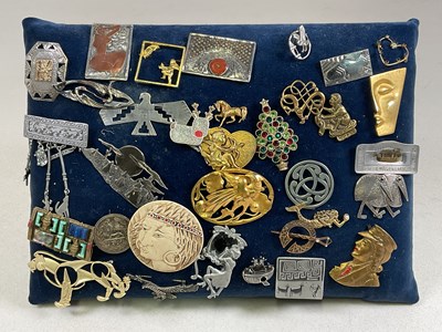 Lot 1223 - An interesting collection of brooches...
