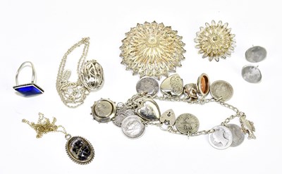 Lot 1547 - A small quantity of costume jewellery...