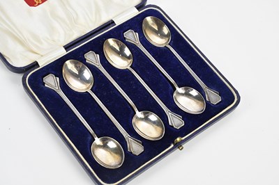 Lot 1162 - WILLIAM NEALE LTD; a cased set of six George V...
