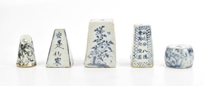 Lot 545 - A late Ming period Chinese blue and white...