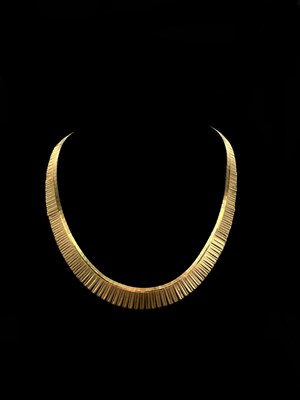Lot 1124 - An 18ct yellow gold matte finish organ pipe...