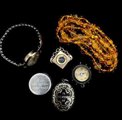 Lot 1140 - A small group of jewellery including a 9ct...
