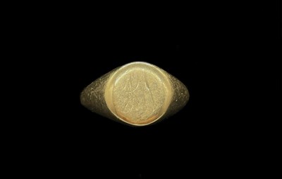 Lot 1197 - A 9ct yellow gold signet ring with traces of...