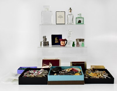Lot 1133 - A quantity of vintage and modern costume...