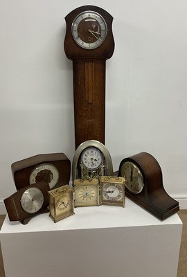 Lot 533 - A quantity of clocks including an oak cased...