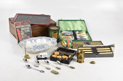 Lot 1388 - A group of mixed collectors' items including a...