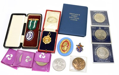 Lot 1891 - A 9ct yellow gold medal awarded to F. Machin,...