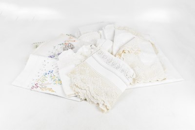 Lot 1532 - A large quantity of assorted linen, including...