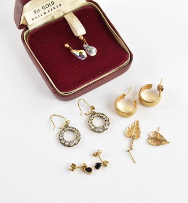 Lot 305 - A group of 9ct yellow gold and yellow metal...