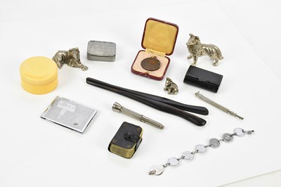 Lot 1473 - A small group of collectors' items including a...