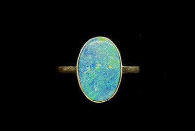 Lot 1235 - A 9ct yellow gold and doublet opal ring, size...