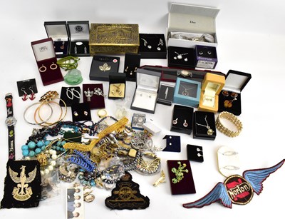 Lot 1234 - A quantity of mixed costume jewellery to...
