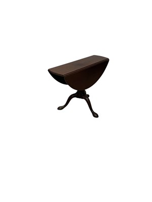 Lot 1052 - A Georgian mahogany drop-leaf tripod table,...