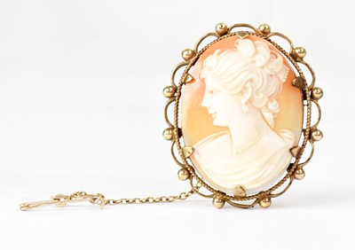 Lot 1067 - A 9ct yellow gold mounted cameo brooch with...