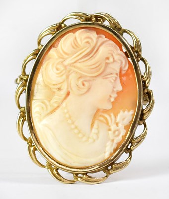 Lot 1069 - A 9ct yellow gold mounted cameo brooch/pendant,...