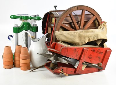 Lot 1316 - A collection of vintage collectors' items...